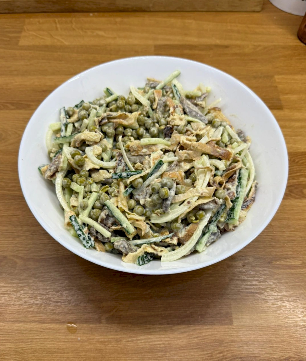 Салат с перепелиным мясом и яичными блинчиками