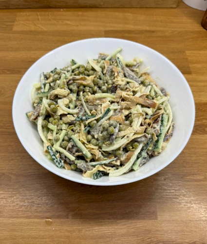 Салат с перепелиным мясом и яичными блинчиками