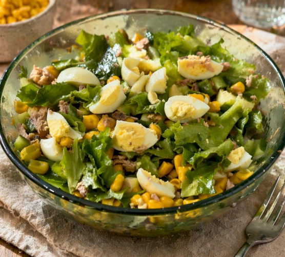 Легкий салат с перепелиными яйцами