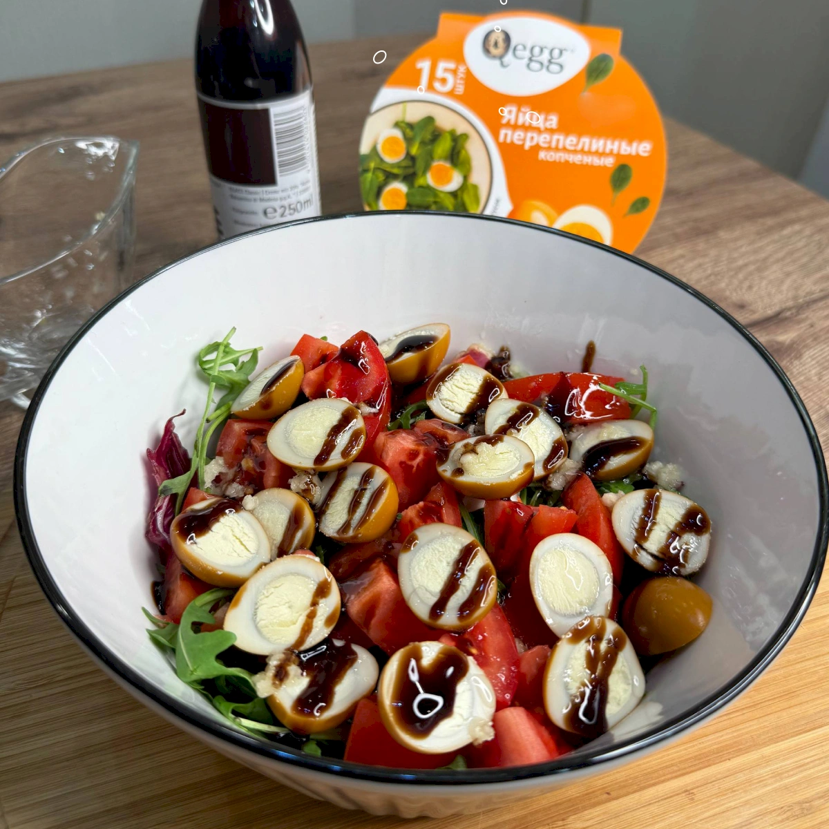 Легкий салат с копчеными яйцами