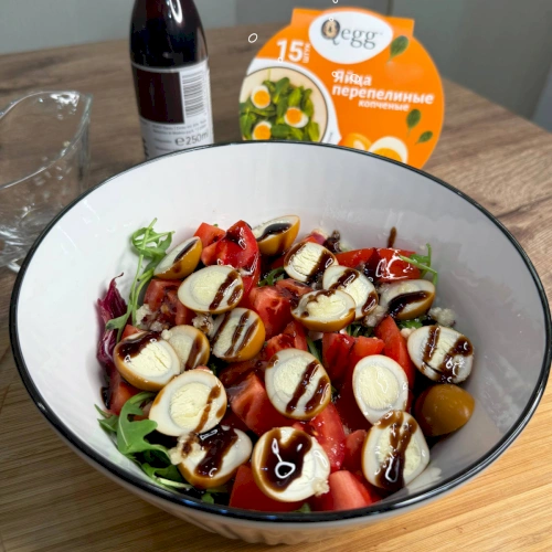 Легкий салат с копчеными яйцами