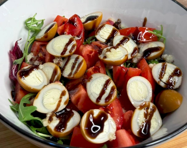 Режем зелень. Если нет необходимости, то сразу сразу укладываем в тарелку.